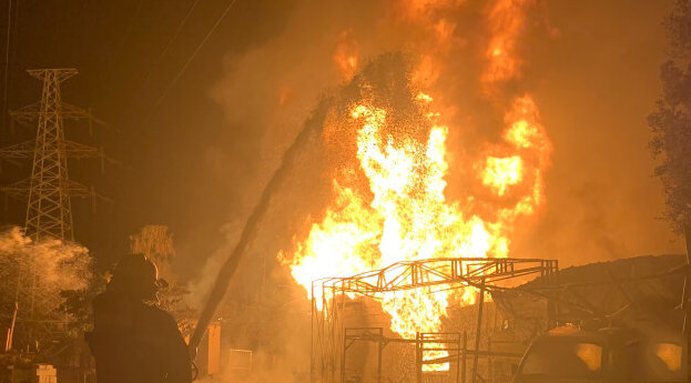 廣州增城一油罐起火，罐體內(nèi)約5噸汽油，現(xiàn)場燃燒火光沖天